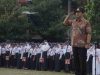 KUNJUNGI SEKOLAH : Walikota Semarang Hendrar Prihadi saat memimpin ucapaca bendera di SMP 11 Kota Semarang, dalam amanatnya walikota minta siswa perangi bulying.