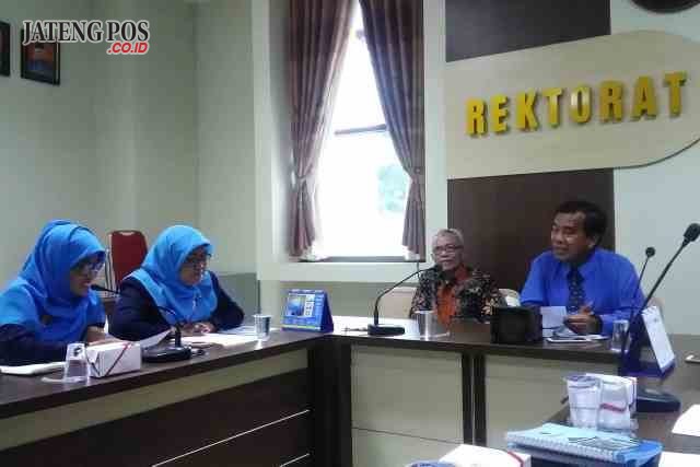 RAPAT BERSAMA: Rektor Unimus Prof Dr Masrukhi SH MHum (kanan) didampingi jajarannya saat rapat bersama, kemarin.