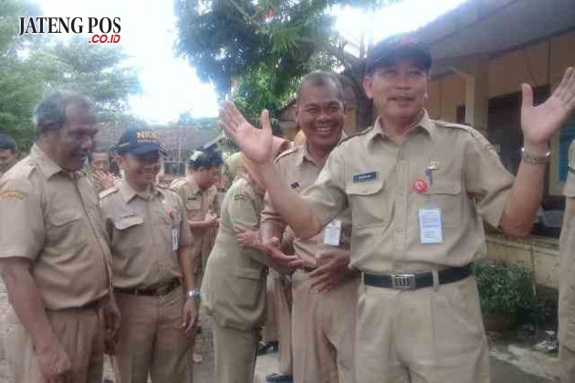 KUNJUNGAN KADINAS: Kunjungan Ka Dinas Pendidikan Kota beserta jajaran di lokasi banjir SDN Mangkangkulon 02. Terimakasih Bapak atas kepedulianya membuat kami semangat