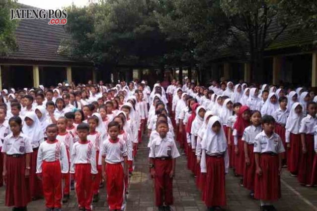 BERDOA BERSAMA: Religius hidupnya, Nasionalis jiwanya, Integritas jadi tujuannya. Setiap pagi siswa - siswi SD N Pendrikan Lor 03 berdoa bersama dilanjutkan menyanyikan lagu - lagu Nasional.