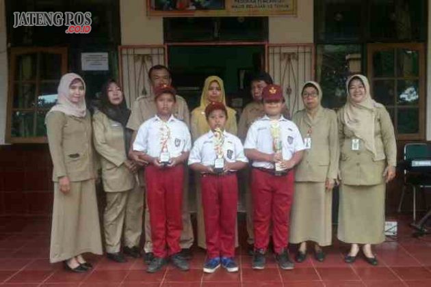 PIALA: Penyerahan piala kejuaraan Taekwondo siswa SDN Sumurboto sebagai juara 1 dan juara 2 tingkat kecamatan (Senin, 12 Februari 2018).