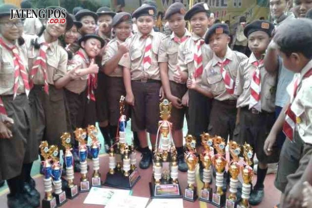 JUARA UMUM: Ranggal 10 Febuari 2018, SDN Srondol Kulon 01 mendapatkan Juara Umum 1 putra dan Juara Umum 1 putri dalan kegiatan lomba Penggalang di SMP Islam Hidayatullah tingkat Kwaran Banyumanik.