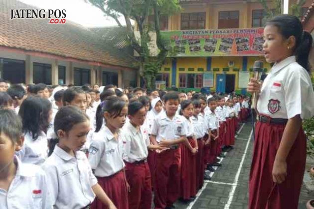 ANAK HEBAT: Pembiasaan anak bercerita SD N Brumbungan, Kecamatan Semarang Tengah untuk menumbuhkan Keterampilan pandai bercerita anak.