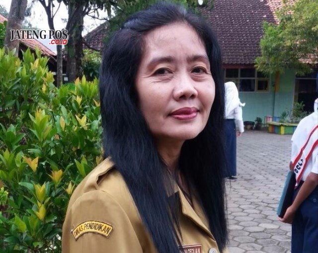 Dra. Maria Cecilia Ngatini Guru SMP Negeri 6 Purwodadi-Grobogan