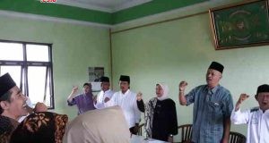 SEMANGAT: Cawagub Jateng Ida Fauziyah bersama Ketua DPW PKB Jateng Gus Yusuf dan sejumlah pengurus PCNU Salatiga saat bersilaturahmi di kantor PCNU Salatiga. ( foto : dekan bawono/ jateng pos).