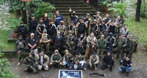 SOLIDARITAS : Para anggota komunitas Cannon Gel Airsoft Semarang berfoto bersama disela kegiatan syukuran yang digelar di Kebun Duren Watu Simbar Pakintelan.