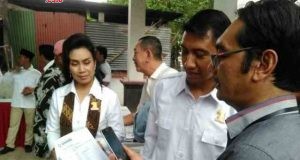 Komisioner KPU Drajat melakukan verifikasi anggota Partai Gerindra dengan video call didampingi Ketua dan Sekretaris DPC Partai Gerindra Sukoharjo.