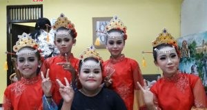 PENTAS : Kelompok seni tari SDN Tambakharjo Semarang Barat tampil jadi pentas pembuka pertunjukan wayang orang Ngesti Pandawa di TBRS Semarang, Sabtu (3/2). FOTO :AMBAR ADI WINARSO / JATENG POS