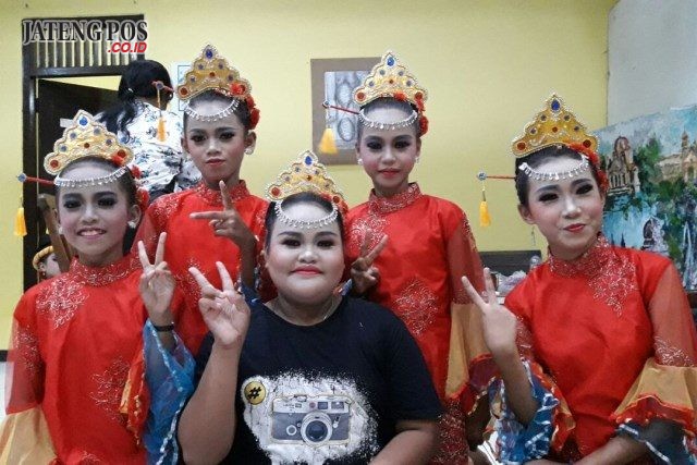 PENTAS : Kelompok seni tari SDN Tambakharjo Semarang Barat tampil jadi pentas pembuka pertunjukan wayang orang Ngesti Pandawa di TBRS Semarang, Sabtu (3/2). FOTO :AMBAR ADI WINARSO / JATENG POS