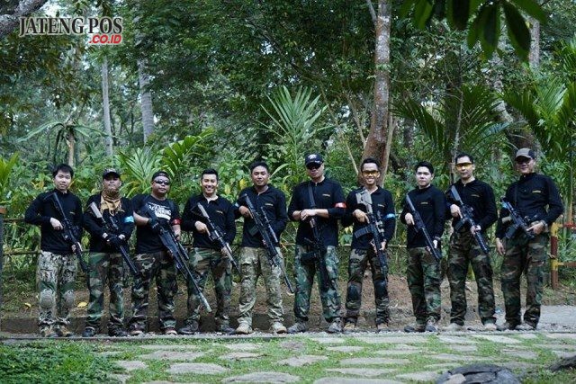KOMPAK : Anggota Cannon Gel berfoto selepas Skirmish di kebun durian Watu Simbar Gunungpati,Semarang