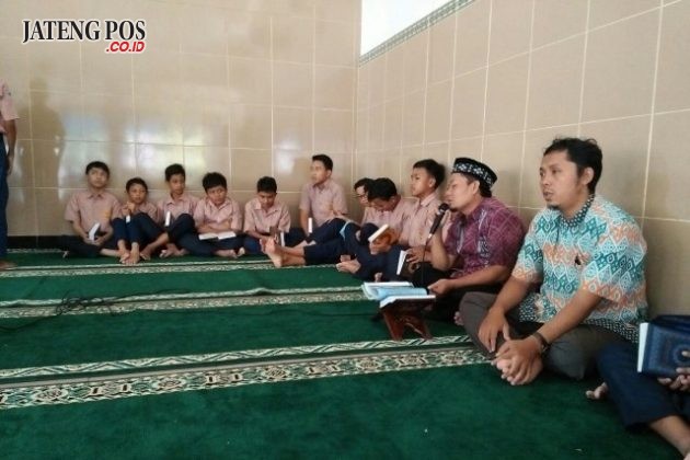 MENGHAFAL: Jumat menghafal dari SMPN 27 Semarang sebagai pendidikan karakter religius bagi siswa muslim. Selamat dan sukses.