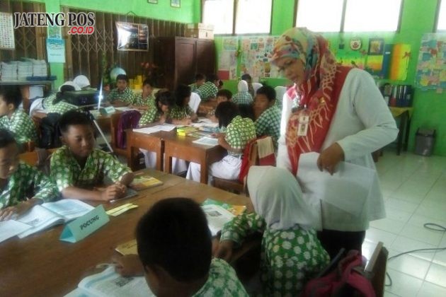 BAHASA JAWA: Kegiatan pembelajaran bahasa Jawa berbasis IT di SDN Karanganyar Gunung 02 membuat anak-anak aktif dan kreatif serta menyenangkan. Salam PPK.