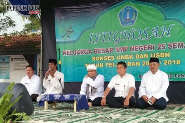 ISTIGHOSAH: Dalam rangka sukses UNBK dan USBN SMPN 25 Semarang Jumat 9 Februari 2018 mengadakan Istighosah dengan Ustad KH. Hamami, S.Ag, M.M.