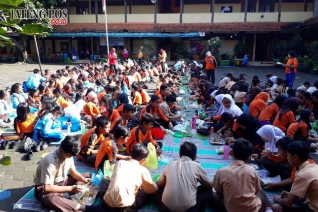 TOLERANSI: Kegiatan makan bersama SD Srondol Kulon 02 untuk Penanaman toleransi & kebersamaan,Jumat 9 Feb 2018. Salam PPK.