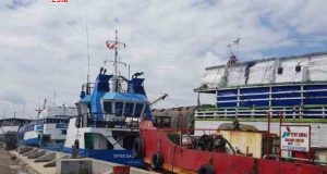 MENUNGGU IZIN - Kapal pengangkut BBM Pertamina ke Karimunjawa, Kamis (1/2), telah siap berlayar dari Pelabuhan Tanjung Emas Semarang. Hanya saja sejak 13 Januari kapal masih menunggu kembali ijin berlayar dari Otoritas Kesyahbandaran terkait jaminan keamanan karena faktor cuaca. FOTO : ANING KARINDRA/JATENG POS