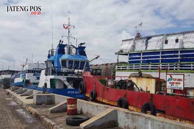 MENUNGGU IZIN - Kapal pengangkut BBM Pertamina ke Karimunjawa, Kamis (1/2), telah siap berlayar dari Pelabuhan Tanjung Emas Semarang. Hanya saja sejak 13 Januari kapal masih menunggu kembali ijin berlayar dari Otoritas Kesyahbandaran terkait jaminan keamanan karena faktor cuaca. FOTO : ANING KARINDRA/JATENG POS