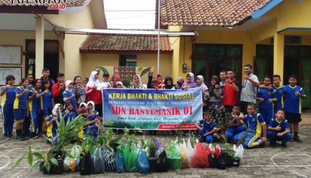 GUYUB: Warga sekolah SDN Banyumanik 01 dalam kegiatan kerja bhakti dan bhakti sosial di sekolah. foto: SDN Banyumanik 01/for:jateng pos