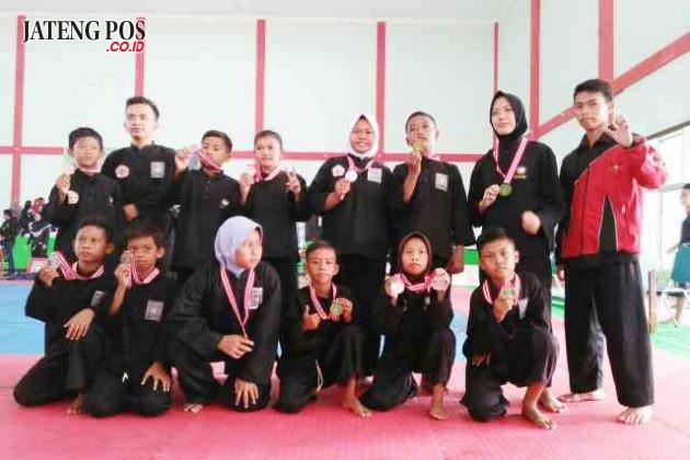 MEDALI EMAS: Alhamndulillh SD Tambakaji 5 kecamatan Ngaliyan meraih 4 medali emas, 5 perak,3 perunggu dlm lomba pencak silat tingkat provinsi di Kendal.