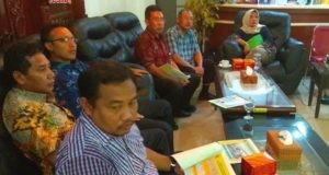 WISMA JATENG: Komisi C DPRD Jateng saat berkunjung ke Kantor Badan Penghubung Jateng di Jalan Samarinda Jakarta, Selasa (20/3). (dok humas DPRD Jateng)
