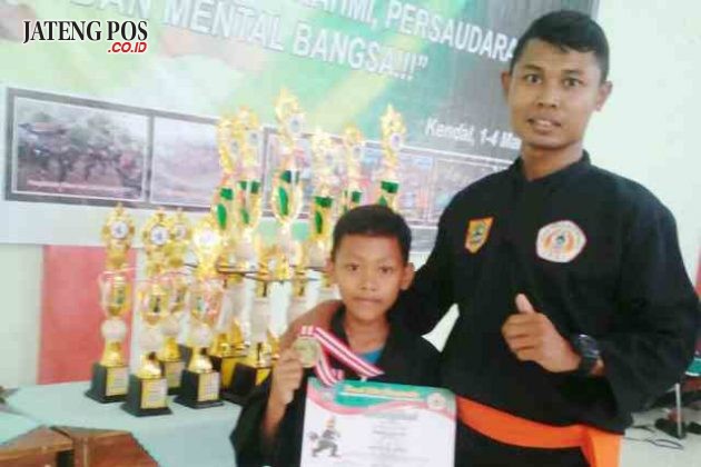 SANG JUARA: Juara 1 kelas A berat26,5-29 kg,tingkat perguruan se Jateng,dalam rangka pencak silat championship MAN kendal OPEN Antar Pelajar Se Jawa Tengah 2018. Hebat.