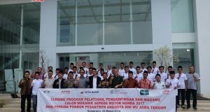 Foto bersama dalam acara Closing Program Pelatihan, Pendampingan, dan Magang Calon Mekanik Sepeda Motor Honda (22/3)