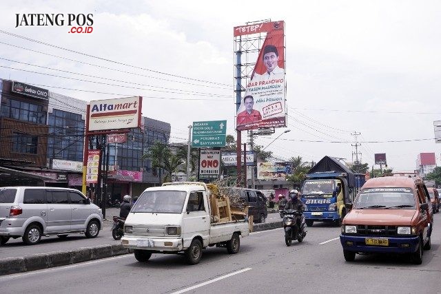 TAK BERWENANG:Panwaslu Kota Semarang mengaku tidak memiliki kewenangan sebagai eksekutor penertibkan alat peraga kampanye (APK) pasangan Ganjar Pranowo-Taj Yasin yang diduga ilegal di Jalan Setiabudi Semarang ini. Kewenangan pengawasan merekomendasikan kepada KPU.