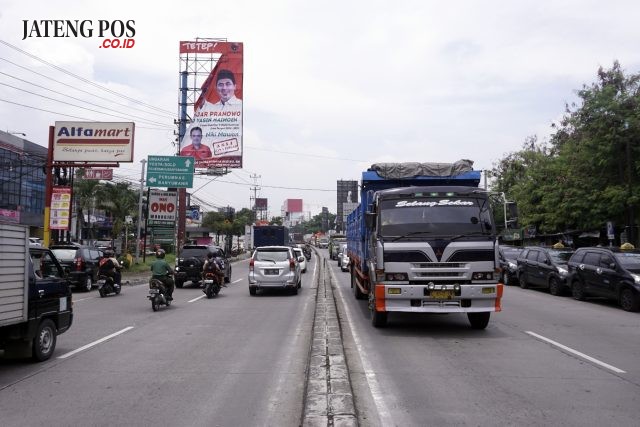 APK ILEGAL:Baliho pasangan Ganjar Pranowo-Taj Yasin di Jalan Setia Budi Semarang ini diduga ilegal. Namun demikian, baliho itu tidak ditertibkan oleh Panwaslu Kota Semarang. Selain di Jalan Setia Budi, masih banyak baliho pasangan cagub/cawagub yang terpasang secara ilegal.