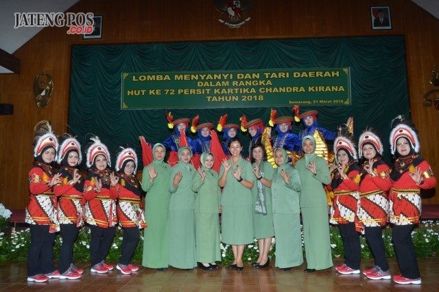 LESTARIKAN BUDAYA : Ketua Persit Koorcab Rem 073/Makutarama Ny Joni Pardede ( tengah) bersama peserta lomba tari kesenian daerah usai tampil dalam kegiatan kesenian. (foto : dekan bawono/ jateng pos).