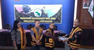 PELANTIKAN : Pengurus baru Fahuwusa Masyarakat Ono Niha (Famoni) Semarang yang baru saat dilantik dan menerima mandat dari pembina Famoni, Fon Mendrofa, untuk menjalankan organisasi selama tiga tahun ke depan di gedung seminar Unisbank Semarang, Sabtu (17/3). (AHMAD KHOIRUL ASYHAR/JATENG POS)