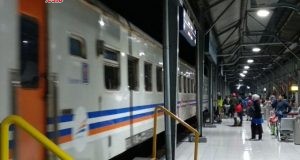 KERETA : Tampak kereta hendak melayani penumpang di Stasiun Tawang Semarang. Tinggi penumpang membuat PT KAI Daop 4 Semarang menambah kereta KA Kaligung. Alkomari/Jateng Pos