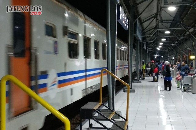 KERETA : Tampak kereta hendak melayani penumpang di Stasiun Tawang Semarang. Tinggi penumpang membuat PT KAI Daop 4 Semarang menambah kereta KA Kaligung. Alkomari/Jateng Pos