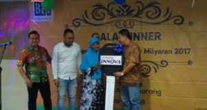 HADIAH BFI- Jamilah nasabah BFI Finance Kendal mendapatkan hadiah mobil dari undian Grand Price Uber Miliaran 2017. FOTO : ANING KARINDRA/JATENG POS