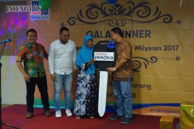 HADIAH BFI- Jamilah nasabah BFI Finance Kendal mendapatkan hadiah mobil dari undian Grand Price Uber Miliaran 2017. FOTO : ANING KARINDRA/JATENG POS