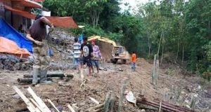 CAPAI 60 PERSEN:Relawan LSM AJT bersama warga tampak bahu membahu melakukan pembangunan talud di RT 1/RW 7 Kelurahan Sukorejo, Kecamatan Gunungpati, Kota Semarang. Pembangunan talud sekarang ini sudah mencapai 60 persen.