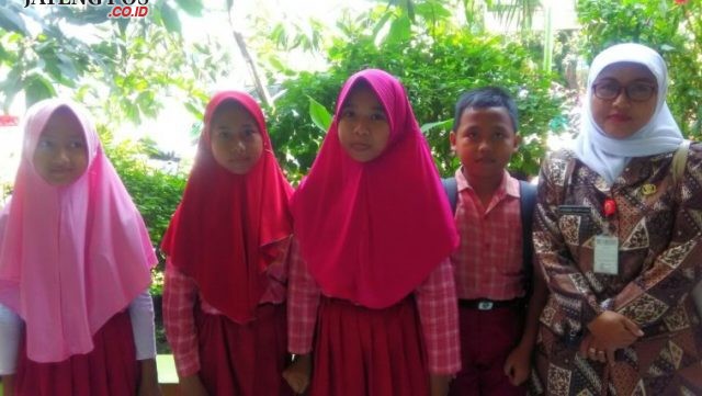 PRESTASI : Empat siswa SDN Tlogosari Wetan 02 Kecamatan Pedurungan menjadi kebanggaan sekolah didampingi guru kelas usai ikuti lomba yang dilaksanakan oleh Dinas Pendidikan.