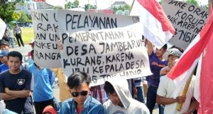 DEMO : Puluhan warga Desa Jambearum Kecamatan Patebon melakukan aksi unjuk rasa di depan pintu gerbang Pemkab Kendal