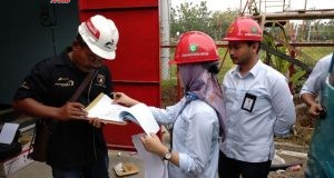 PELAYANAN - Petugas PLN Area Kudus tengah memberikan pelayanan terhadap pelanggan. FOTO : IST/ANING KARINDRA/JATENG POS