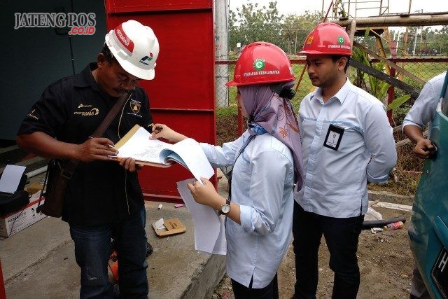 PELAYANAN - Petugas PLN Area Kudus tengah memberikan pelayanan terhadap pelanggan. FOTO : IST/ANING KARINDRA/JATENG POS