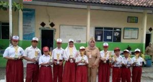 PRESTASI : Para siswa SDN Tanjung Mas Semarang Utara bersama kepala sekolah Siti Lestari usai meraih prestasi di Popda Kota Semarang.