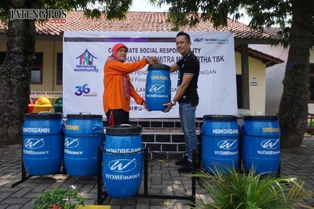 BANTUAN- WOM Finance memberikan bantuan alat kebersihan kepada di SD Negeri Lamper Tengah, Sabtu (24/3). FOTO : IST/ANING KARINDRA/JATENG POS