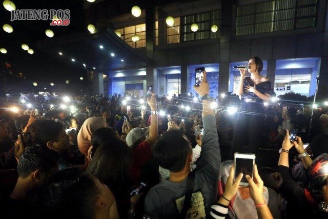 ONSER RAISA - Ratusan pelanggan Prioritas XL meramaikan 'Intimate Concert' yang digelar XL di Grha XL Martadinata, Bandung, Sabtu (24/3). FOTO : IST/ANING KARINDRA/JATENG POS