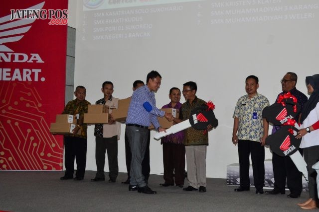 Penyerahan donasi kepada 7 SMK Binaan oleh Yohanes Kurniawan, Region Head Astra Motor Jateng