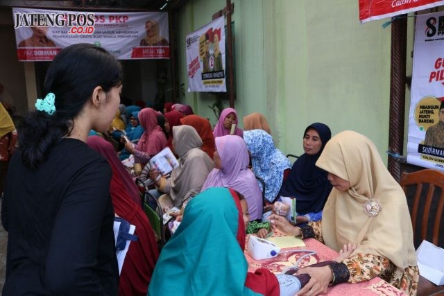 BAKSOS:Relawan pasangan cagub/cawagub Sudirman Said-Ida Fauziyah tampak melakukan bakti sosial cek kesehatan gratis di Desa Sawahan, Kecamatan Ngemplak, Kabupaten Boyolali.