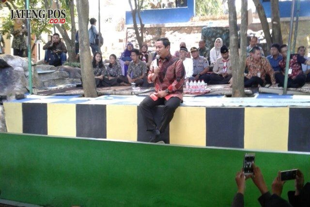 ANTI BULYING: Walikota Semarang Hendrar Prihadi saat memberi sambutan di SMPN 17, kemarin. Sekolah ini sudah ditetapkan sebagai sekolah percontohan anti bulying.