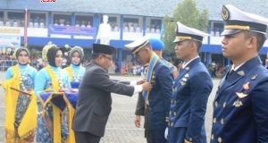 BERI SELAMAT: Koordinator Kopertis Wilayah VI Jateng Prof DYP Sugiharto MPd kalungkan samir ke wisuda terbaik.