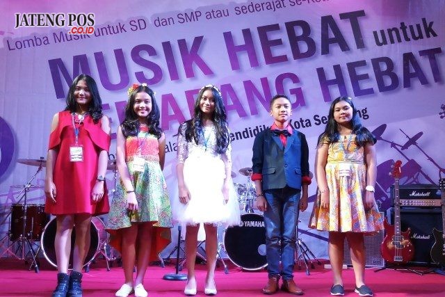 TERBAIK : Sebagain dari peserta terbaik sesi awal babak penyisihan Kompetisi “Musik Hebat untuk Semarang Hebat“ tengah foto bersama.