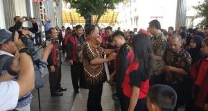 DILEPAS : Pj Sekda Kota Semarang Agus Riyanto melepas sejumlah atlet pelajar Kota Semarang yang akan berlaga di Popda Jateng di Kota Solo.