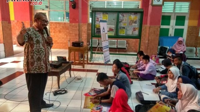 ADU KREATIVITAS: Suasana menggambar kartun yang berlangsung di SMP 7 Semarang dalam rangka menyambut kontes kartun internasional dipandu oleh sejumlah narasumber.