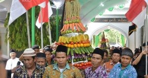 RUWAHAN: Kirab budaya jelang Ramadan di Ponpoes Girikusumo berlangsung meriah, Rabu (16/5). Adhi pramanto/jateng pos