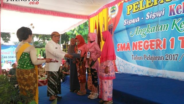 PENGHARGAAN: Para siswa berpretasi yang mendapatkan selendang penghargaan dan uang pembinaan setelah lulus dari SMAN 1 Tangen, Sragen. Foto: ARI SUSANTO/ JATENGPOS